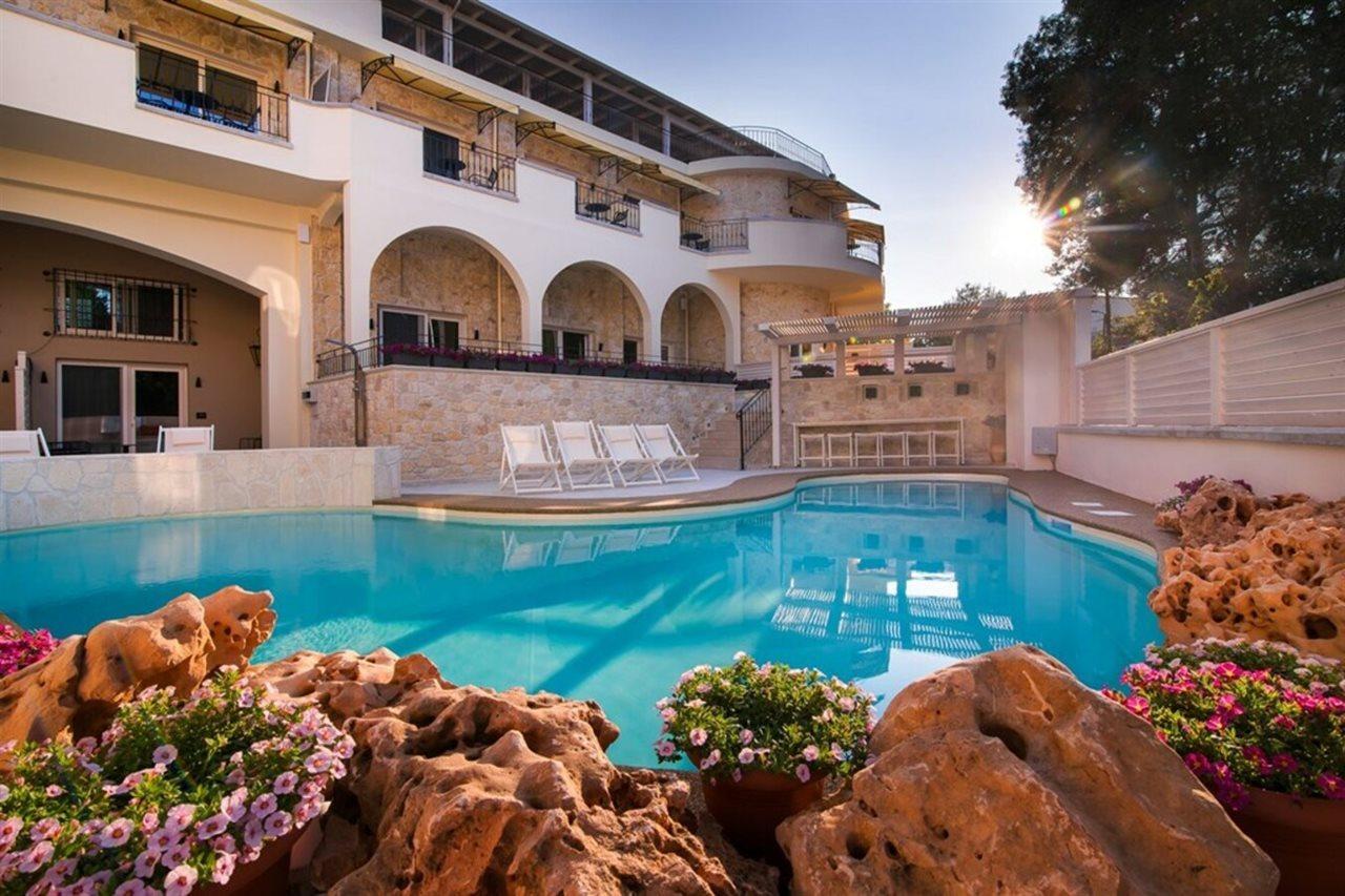 Neikos Mediterraneo Luxury Suites Hanioti Buitenkant foto