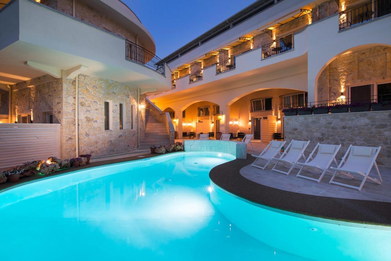 Neikos Mediterraneo Luxury Suites Hanioti Buitenkant foto