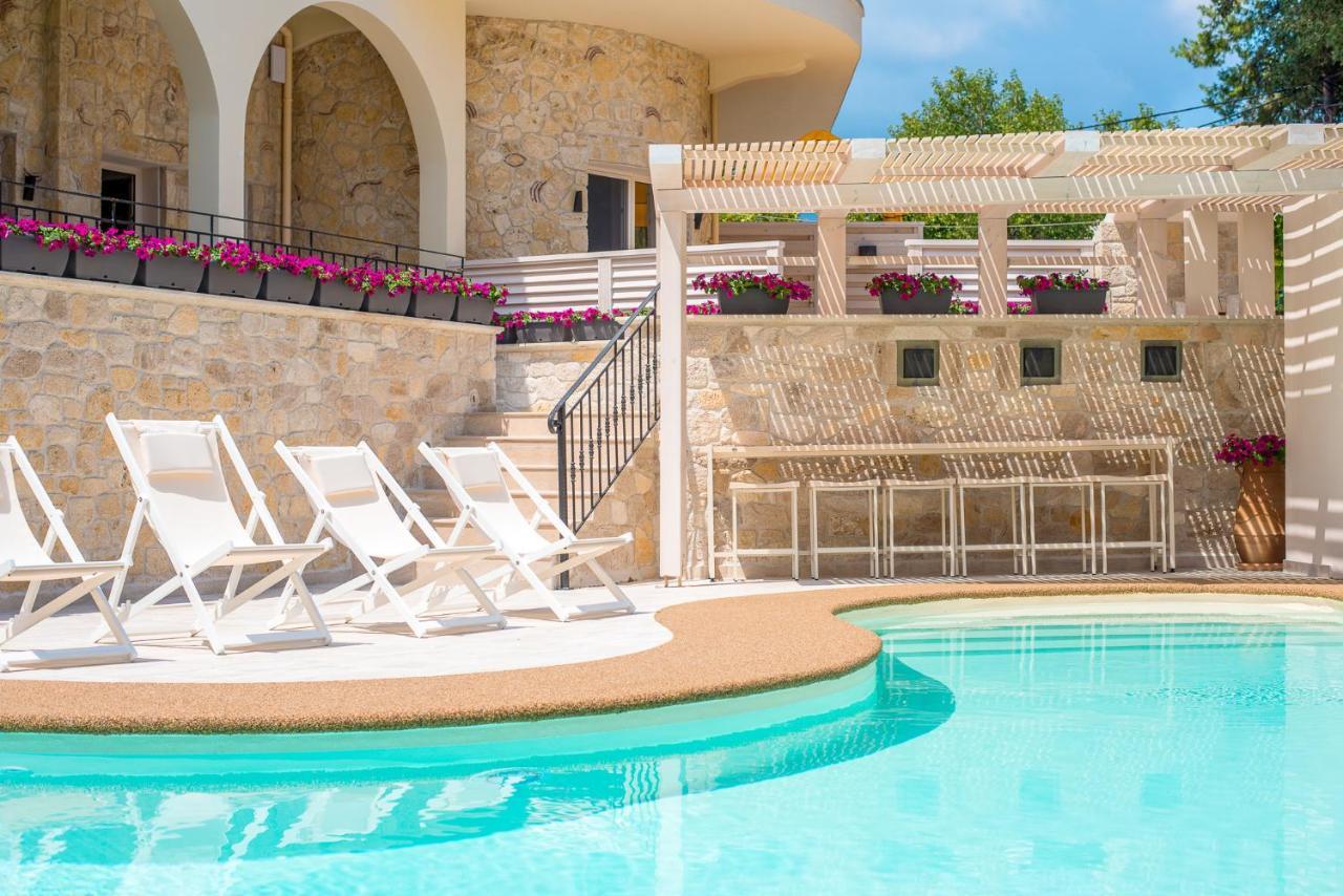 Neikos Mediterraneo Luxury Suites Hanioti Buitenkant foto